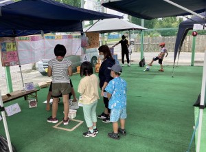 夏祭り並ぶ　　　みんな①